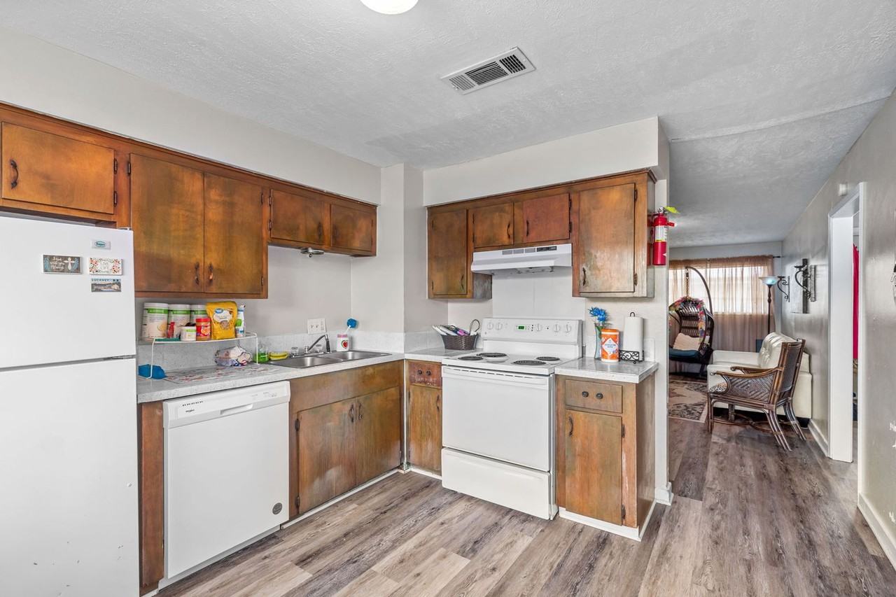 Pearl Manor - Photo 5 of 12