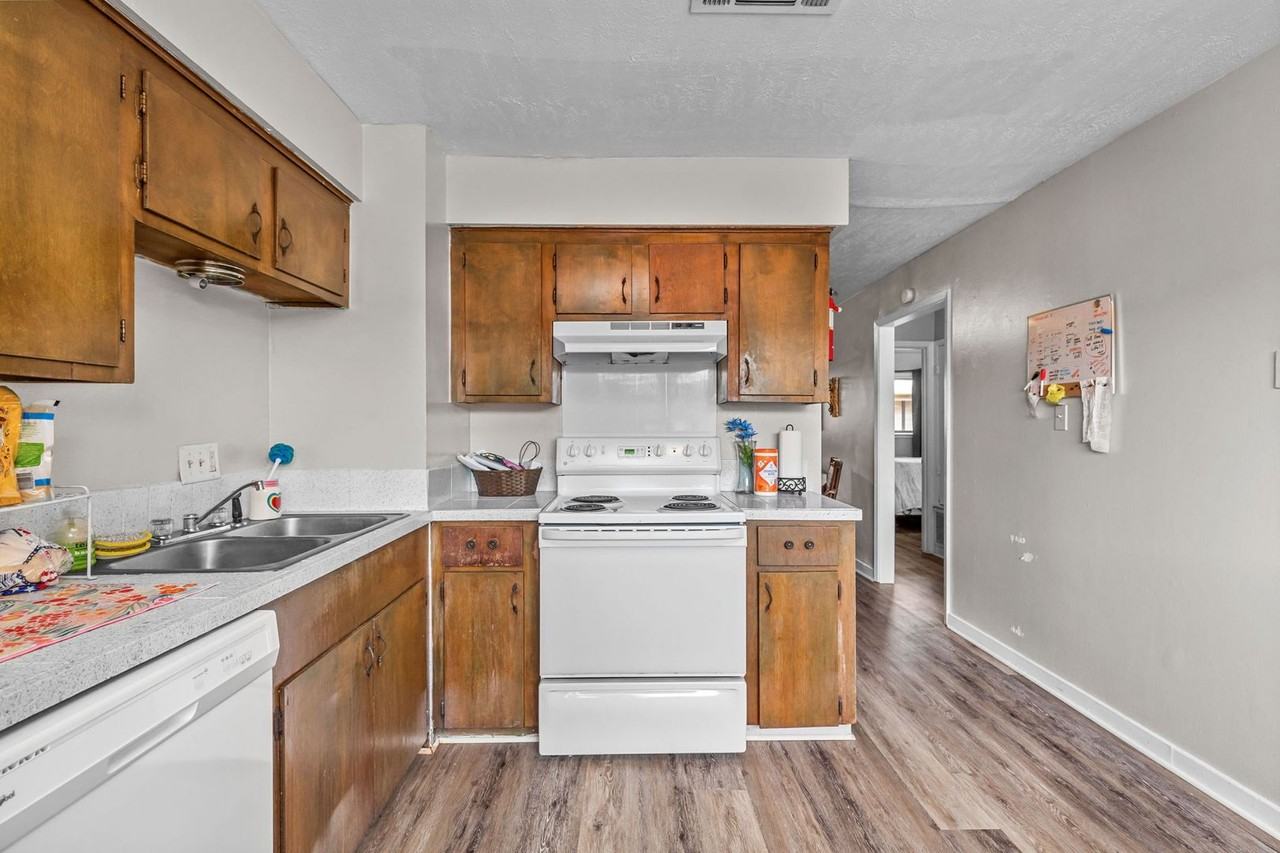 Pearl Manor - Photo 6 of 12