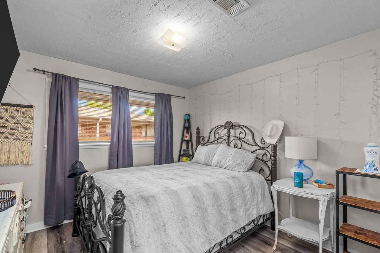 Pearl Manor - Photo 7 of 12