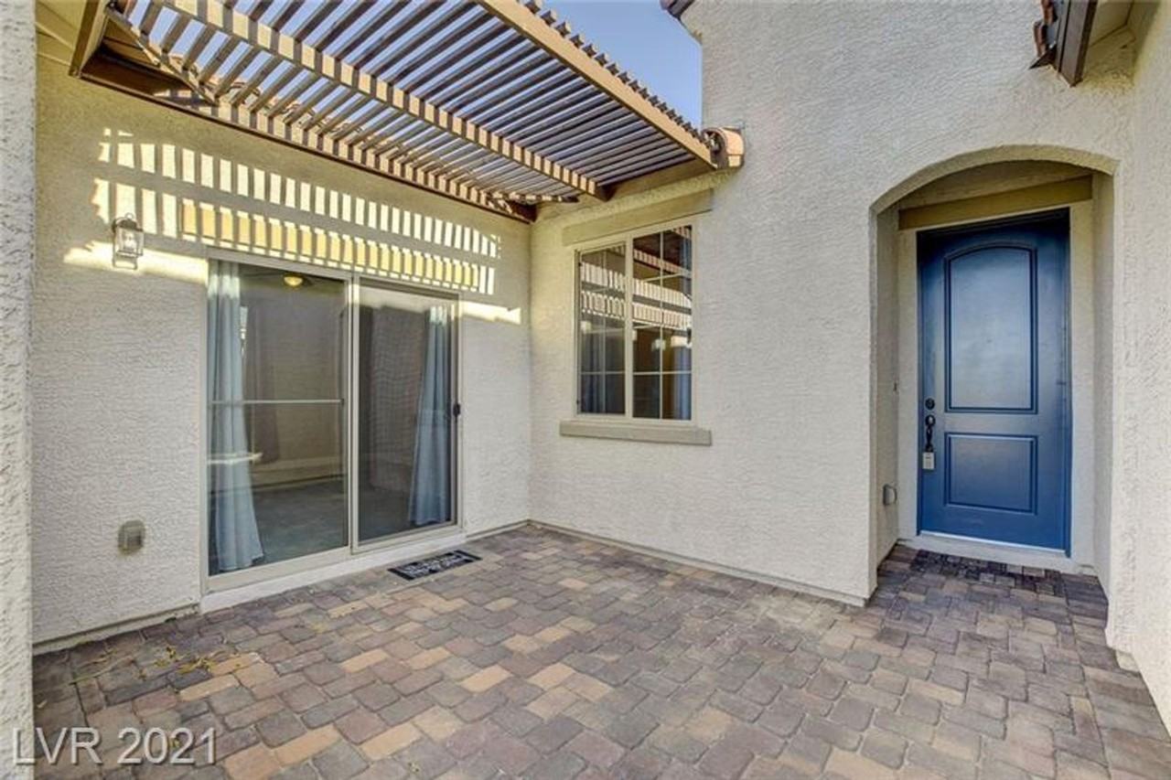 1062 N Water St - Photo 2 of 40