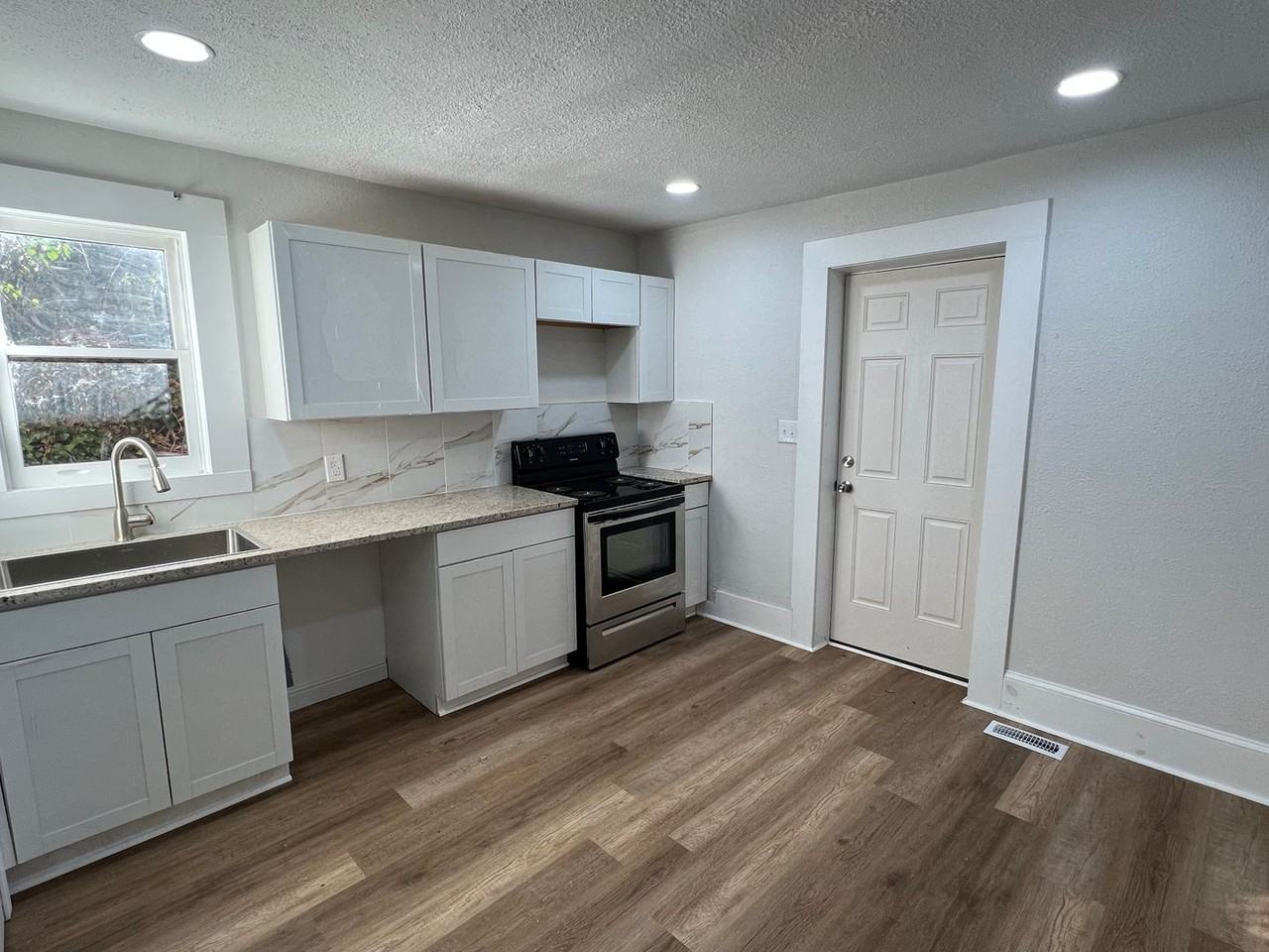 408 Meredith St - Photo 3 of 6