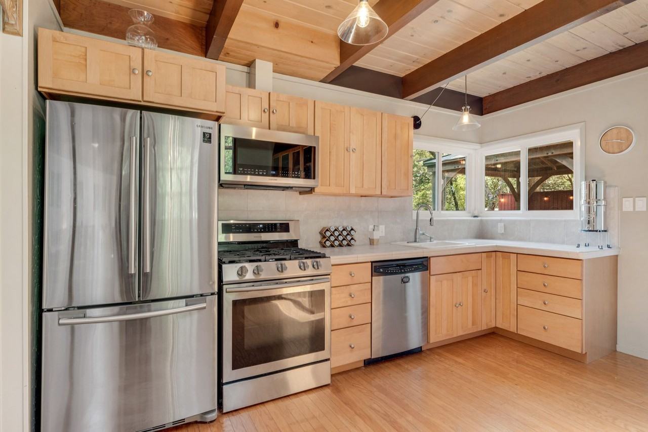 545 Debbie Ct - Photo 5 of 33