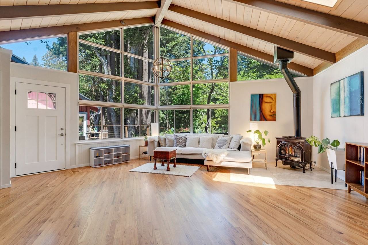 545 Debbie Ct - Photo 7 of 33