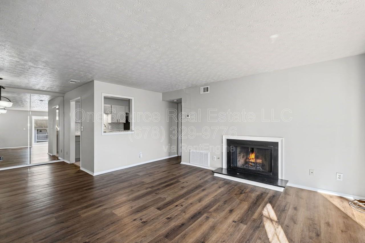 907 Augusta Dr Se #1 - Photo 5 of 27