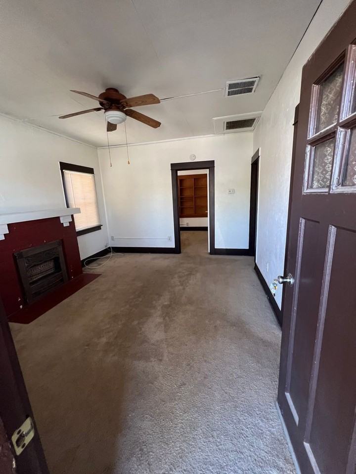 1516 E 8th St - Photo 5 of 8