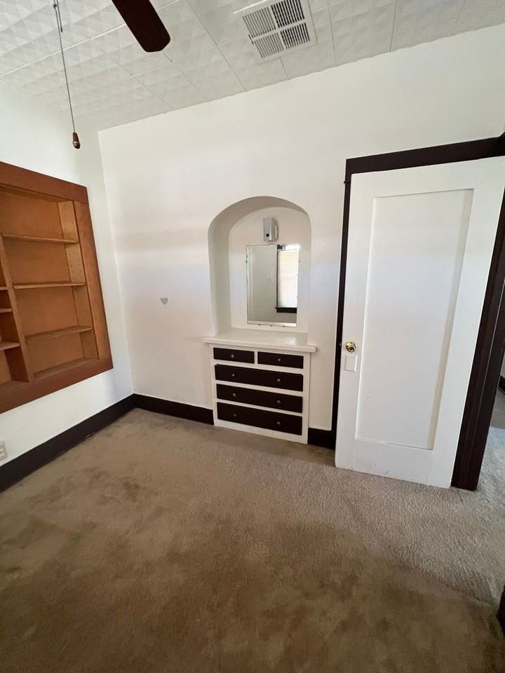 1516 E 8th St - Photo 6 of 8