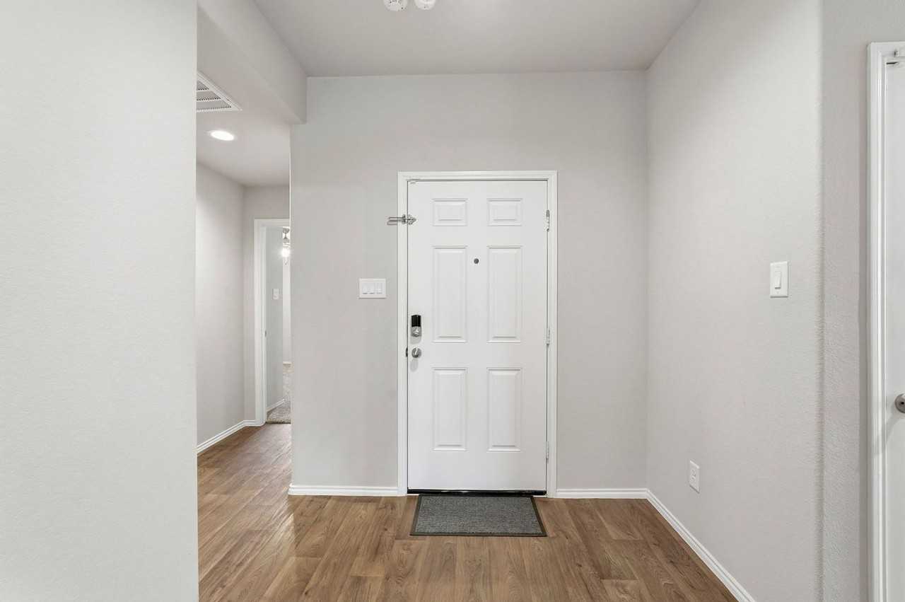 3935 Country Club Dr - Photo 4 of 22