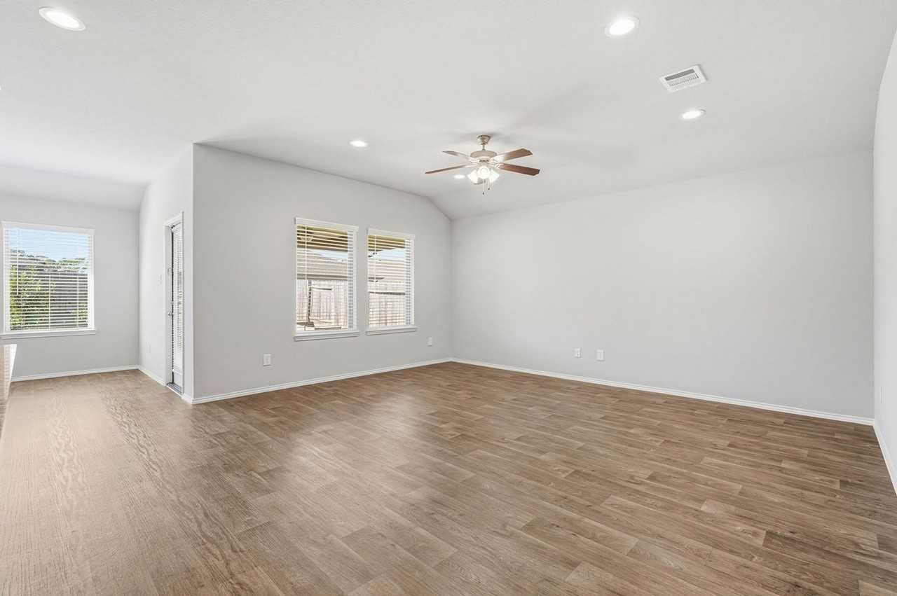 3935 Country Club Dr - Photo 5 of 22