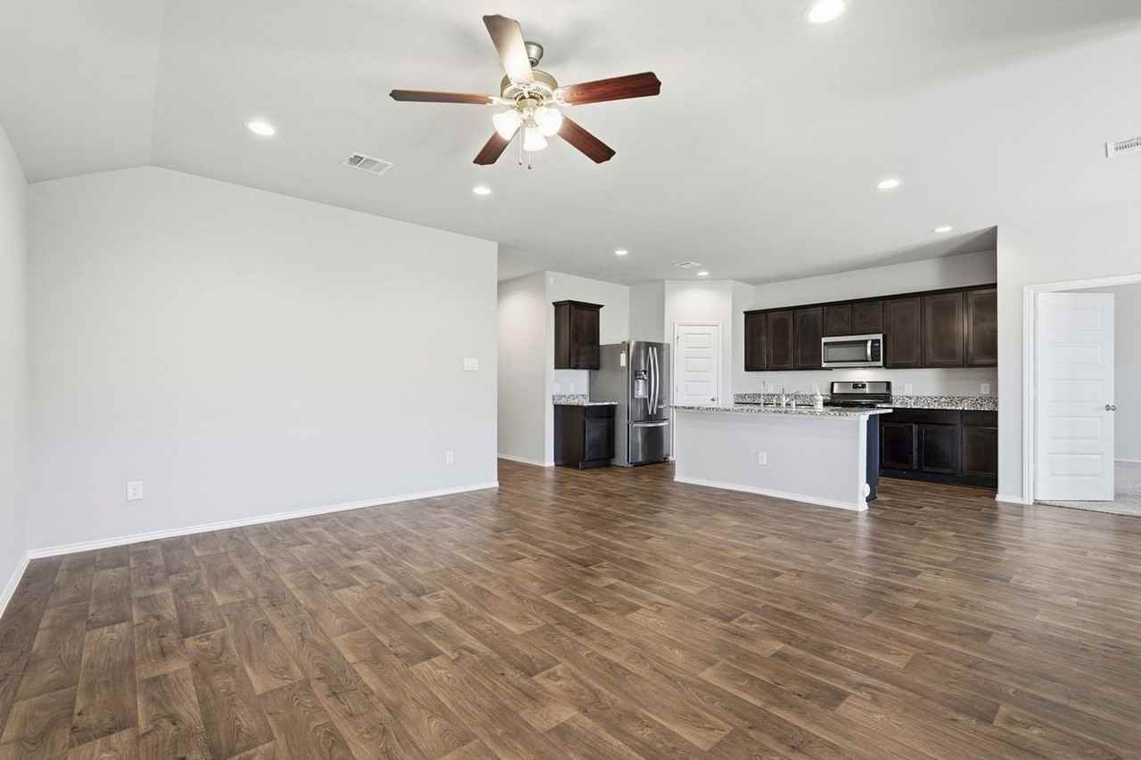 3935 Country Club Dr - Photo 7 of 22