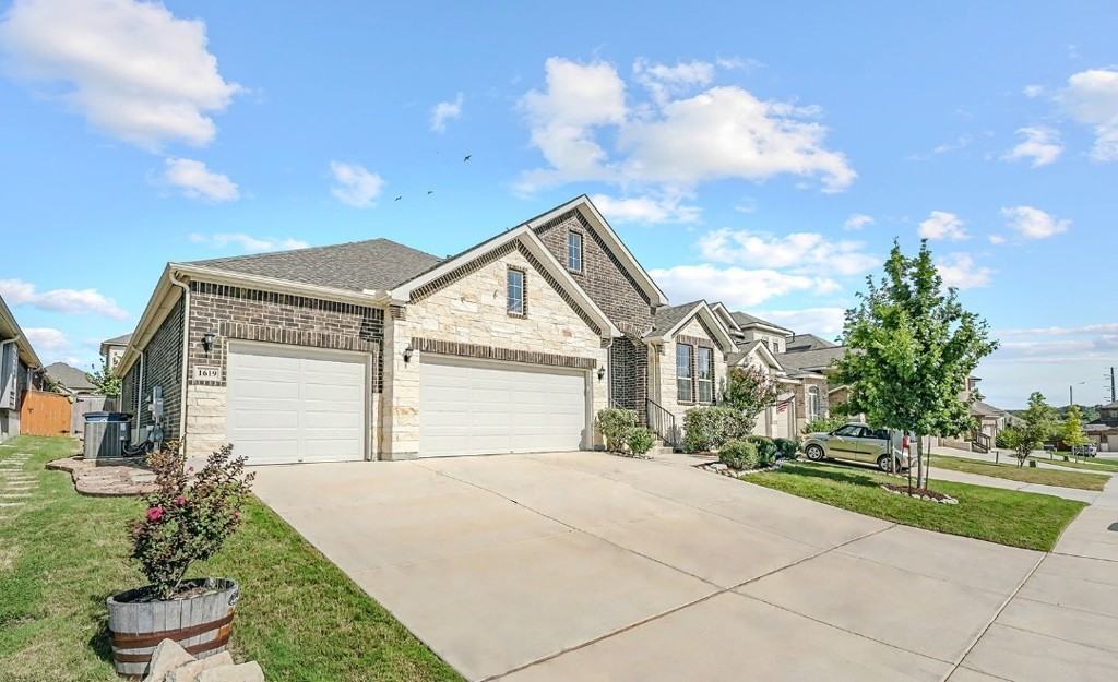 1619 Briar Spg - Photo 2 of 12