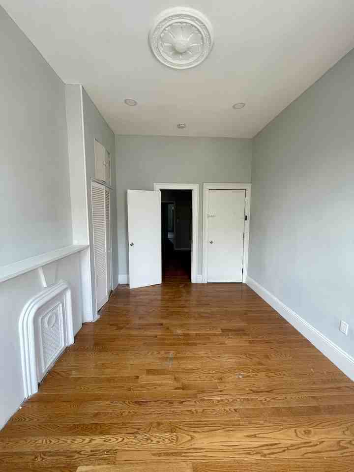 1103 Summit Ave #2R - Photo 4 of 5