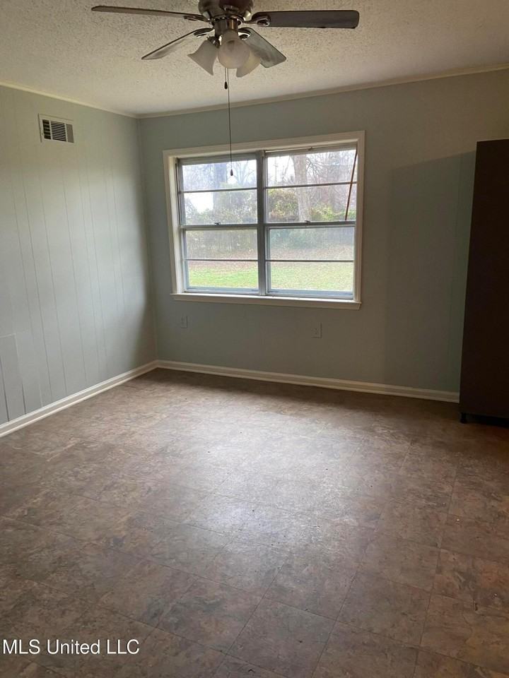 1617 School St - Photo 3 of 8