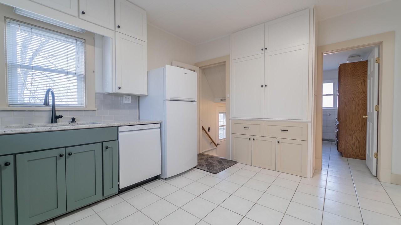 1013 Merrillville Rd - Photo 7 of 36