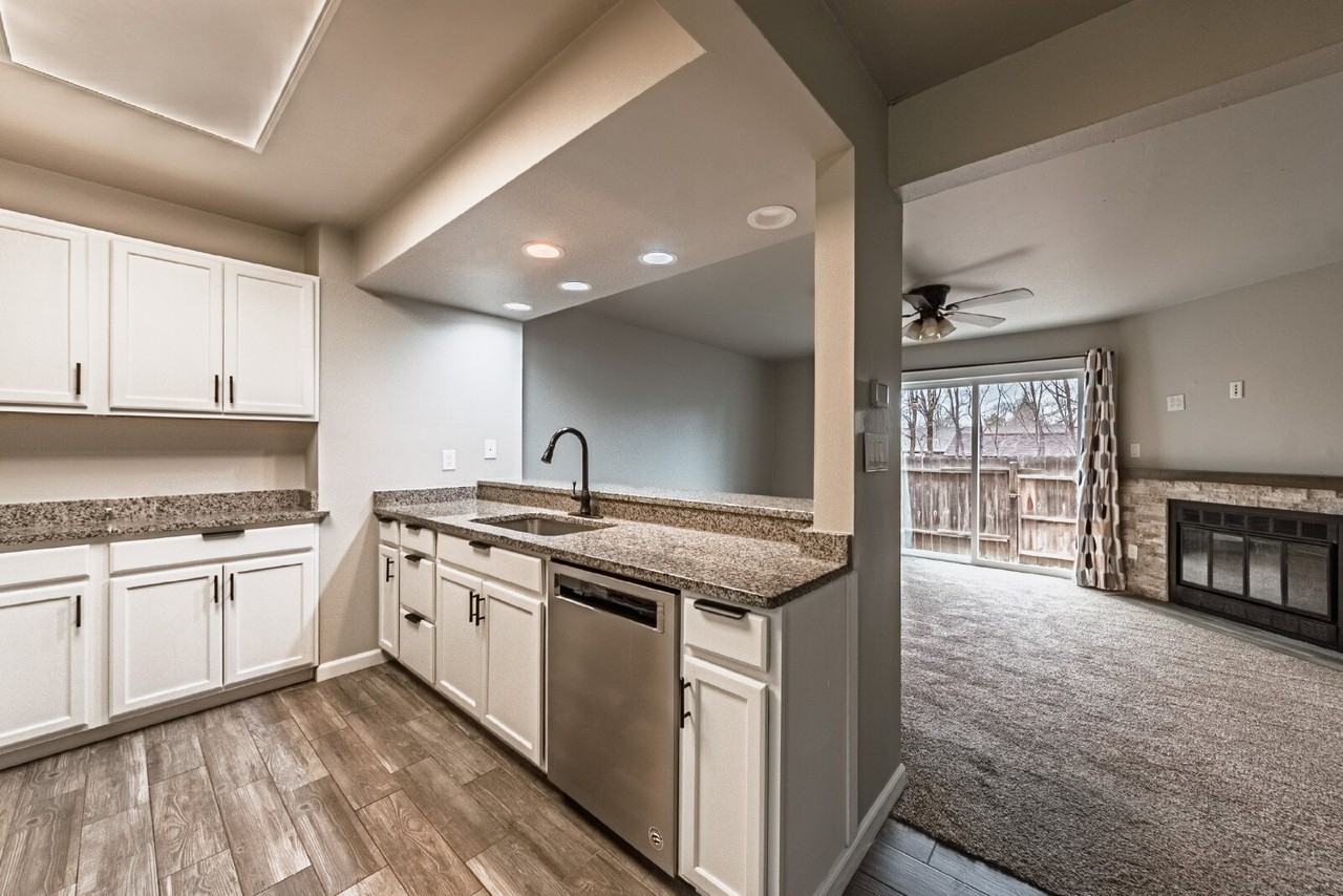 2367 Lexington Village Ln - Photo 3 of 31