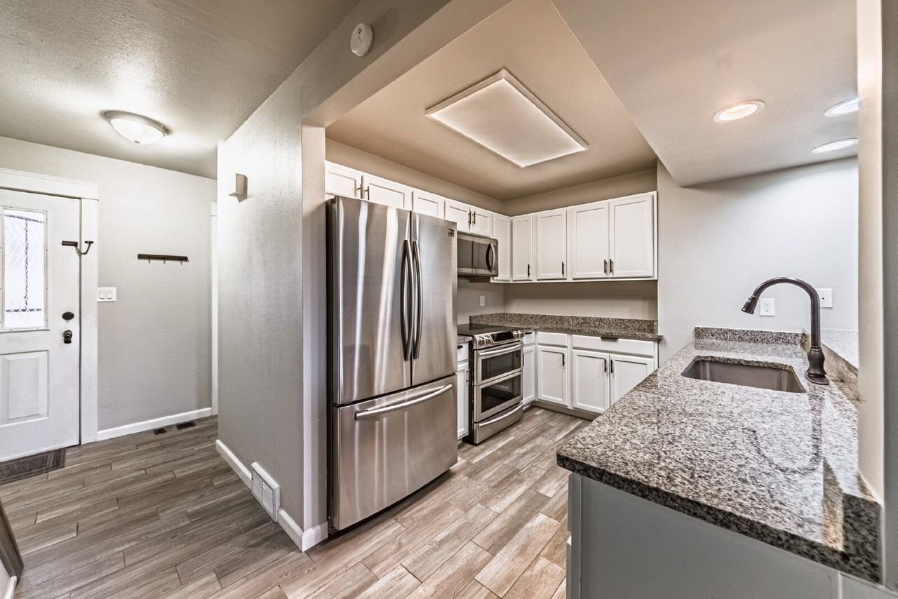 2367 Lexington Village Ln - Photo 4 of 31