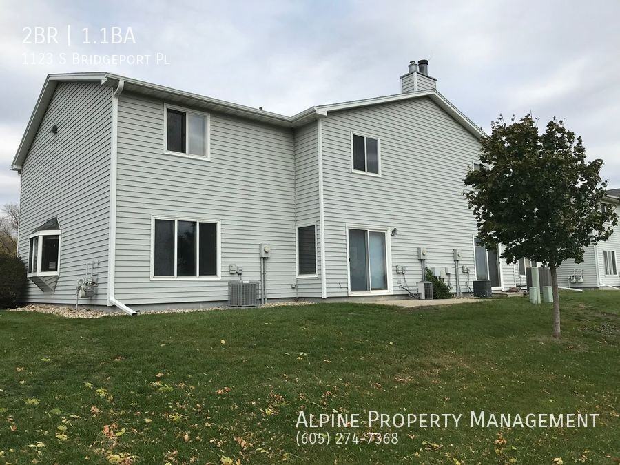 1123 S Bridgeport Pl - Photo 2 of 25