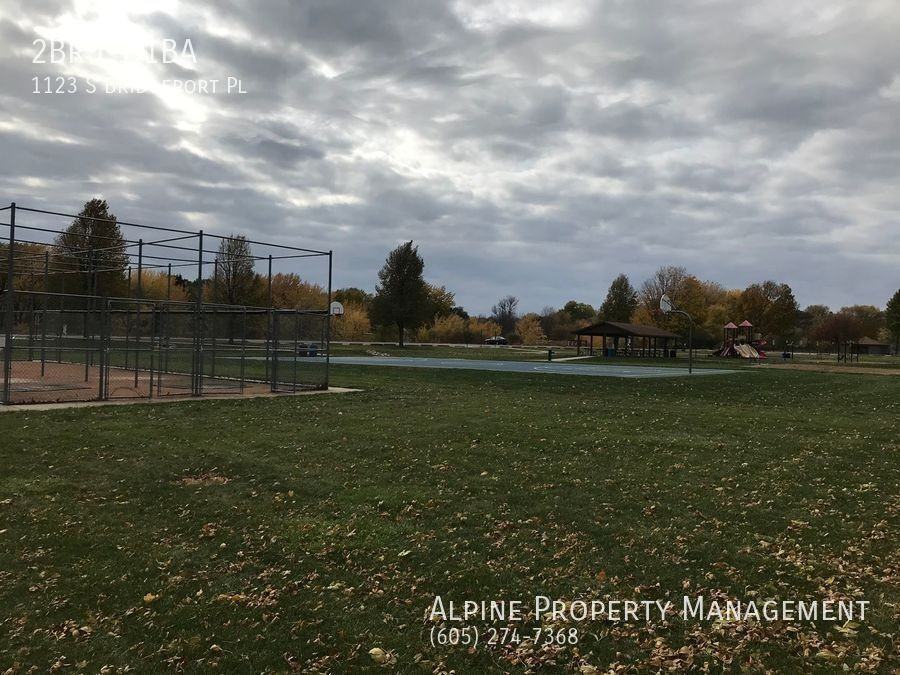 1123 S Bridgeport Pl - Photo 3 of 25