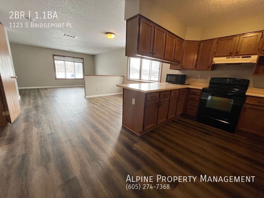 1123 S Bridgeport Pl - Photo 4 of 25