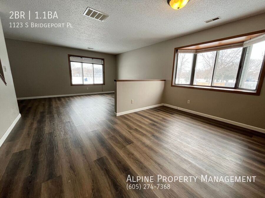 1123 S Bridgeport Pl - Photo 6 of 25