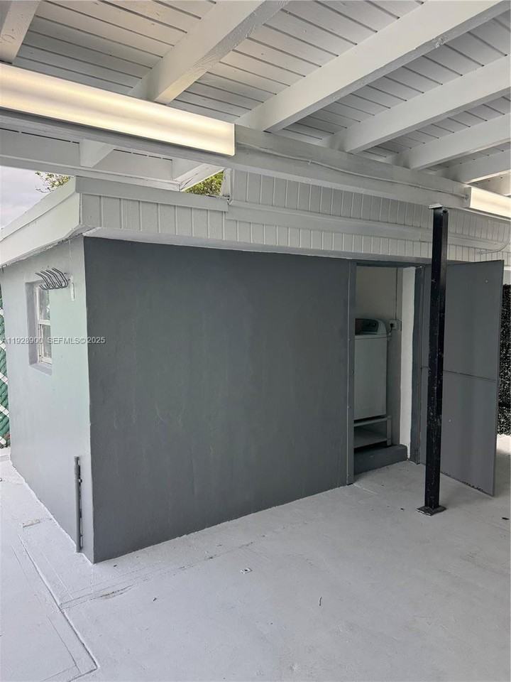 881 Hialeah Dr #881 - Photo 3 of 36