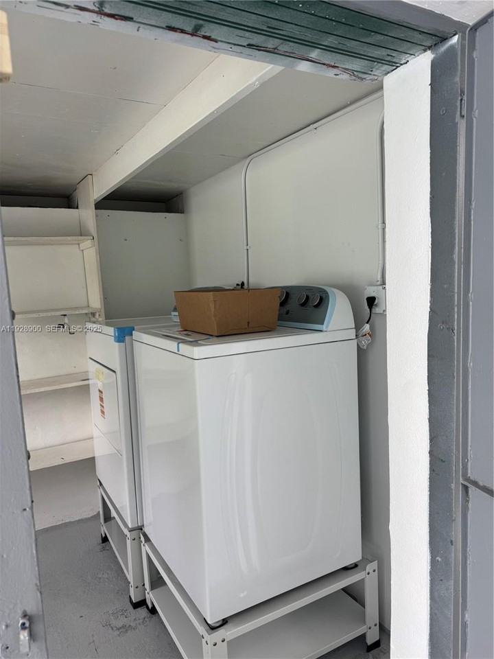 881 Hialeah Dr #881 - Photo 6 of 36