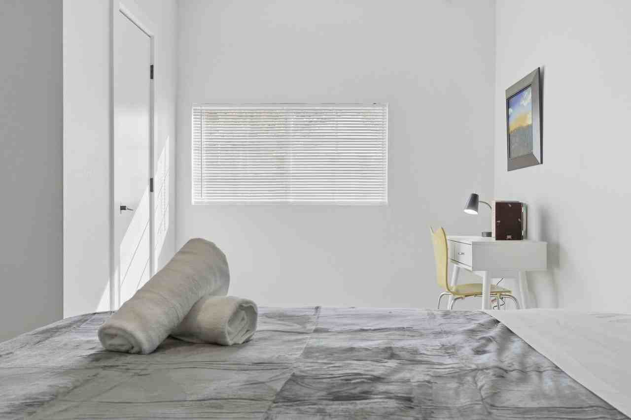 1708 E 17th St - Photo 5 of 50