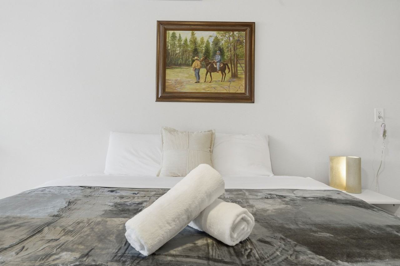 1708 E 17th St - Photo 7 of 50