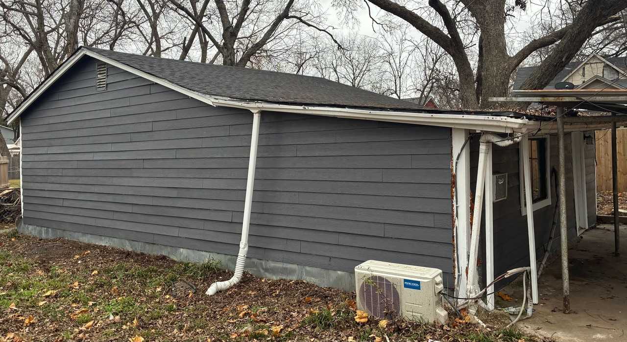 105 1/2 E Bond St - Photo 3 of 11