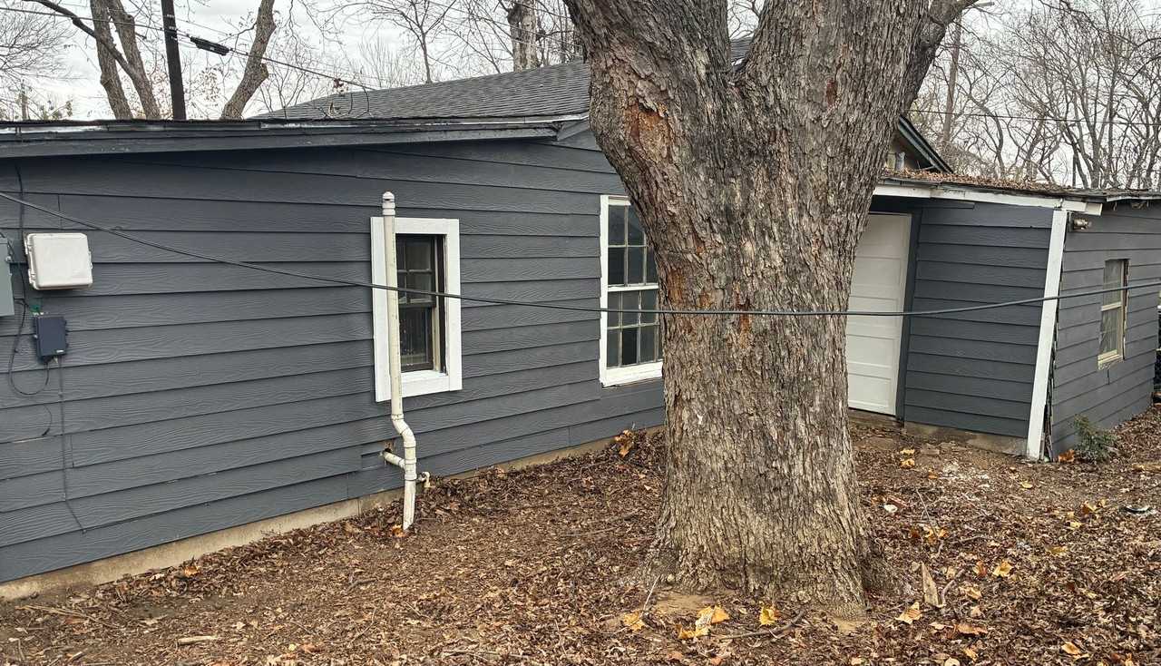 105 1/2 E Bond St - Photo 4 of 11