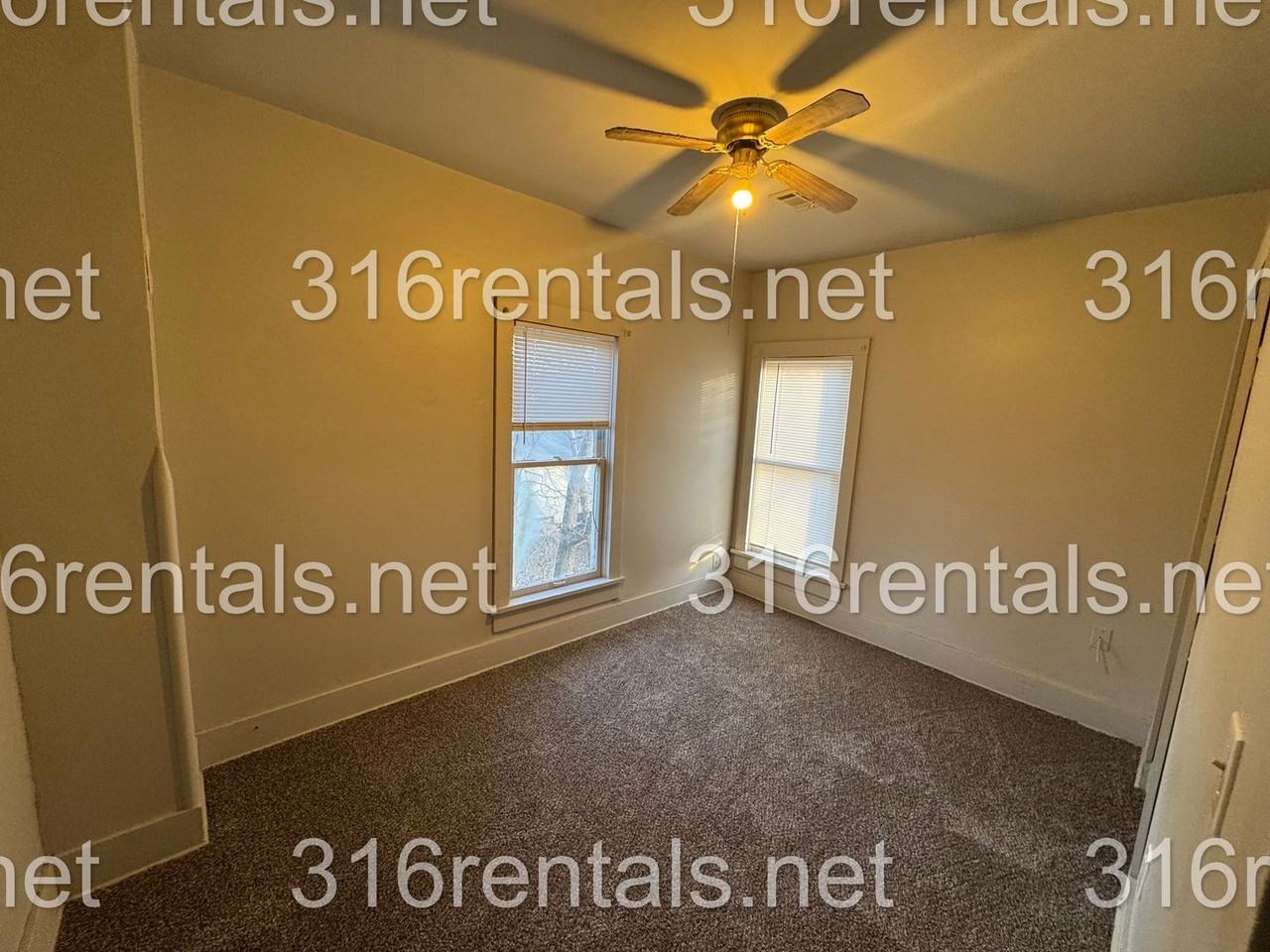 415 E Broadway St - Photo 2 of 13