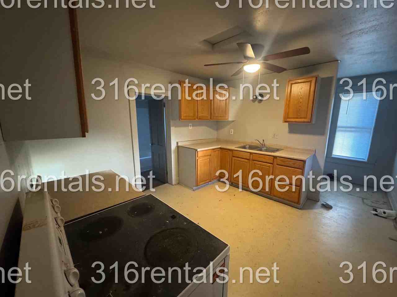 415 E Broadway St - Photo 6 of 13