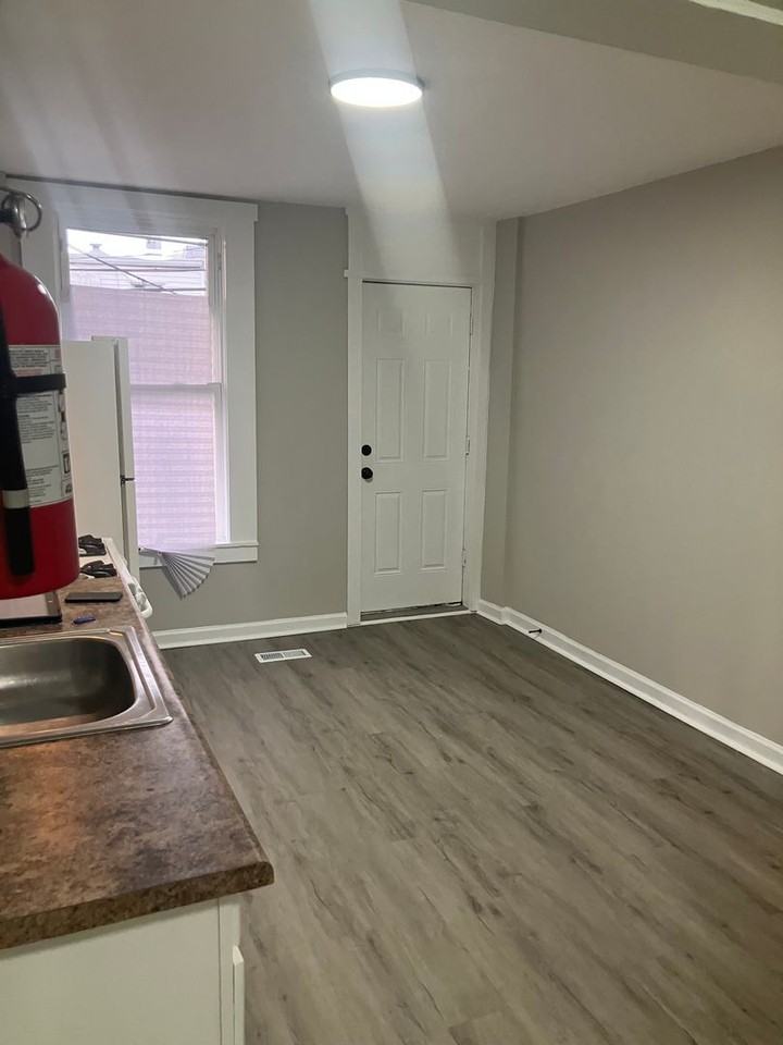 502 N Curley St - Photo 4 of 23