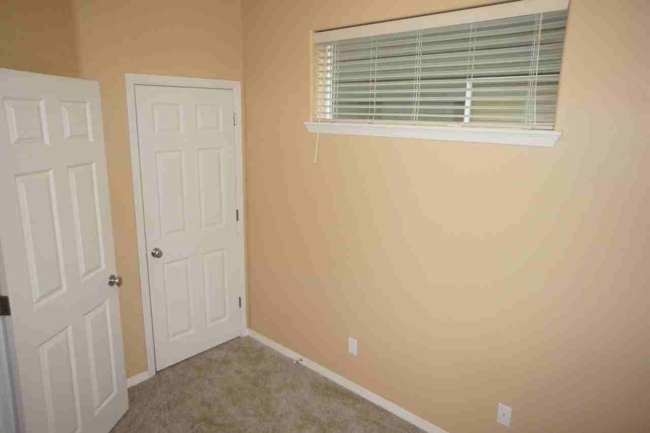 532 Ne Caden Ave - Photo 4 of 38