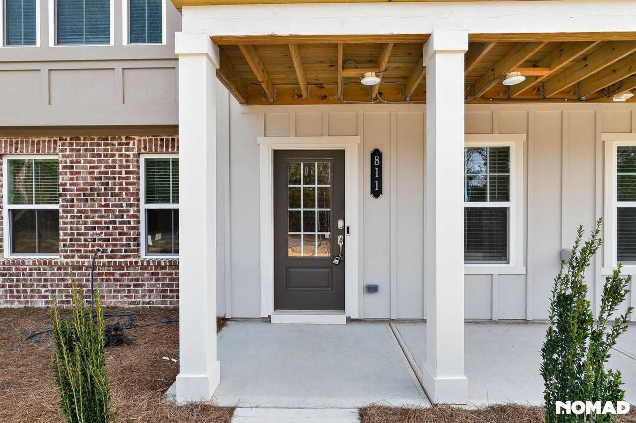 811 Atkins Ln - Photo 3 of 32