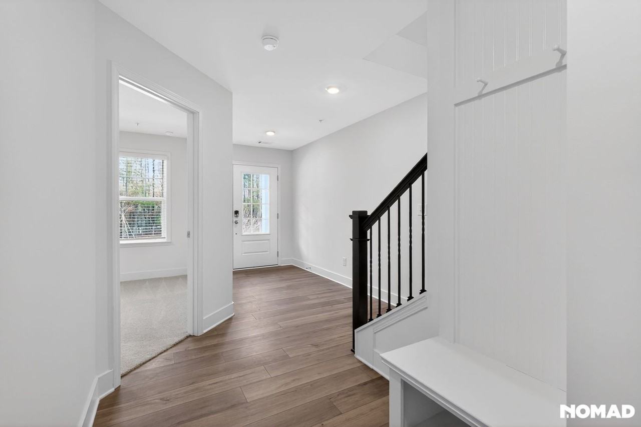 811 Atkins Ln - Photo 5 of 32