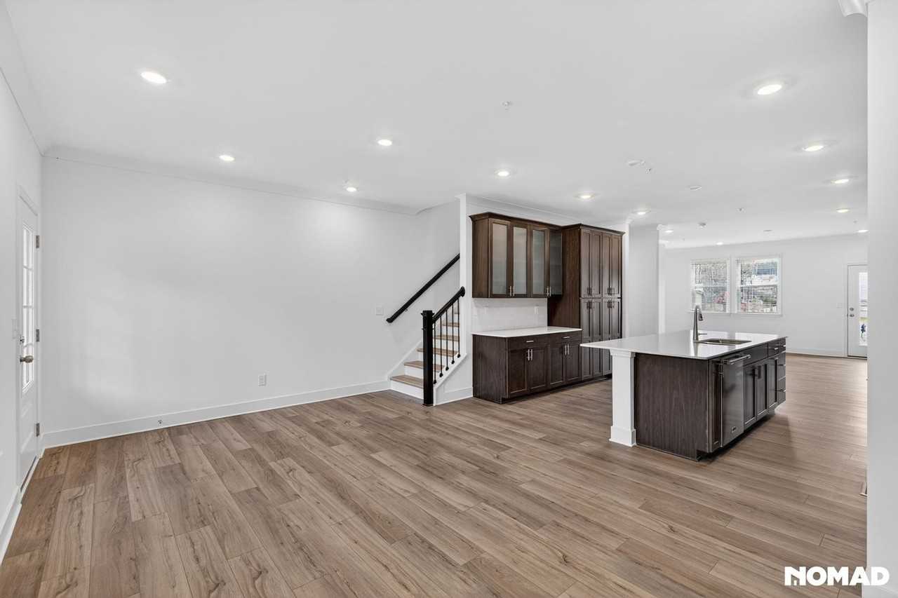 811 Atkins Ln - Photo 6 of 32