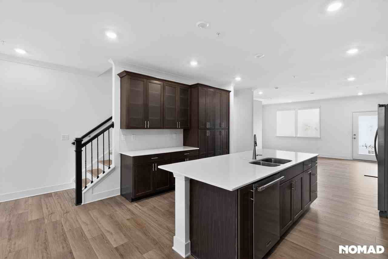 811 Atkins Ln - Photo 4 of 32