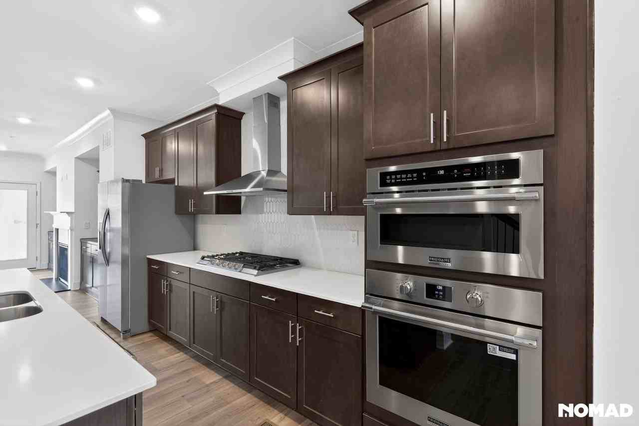 811 Atkins Ln - Photo 2 of 32