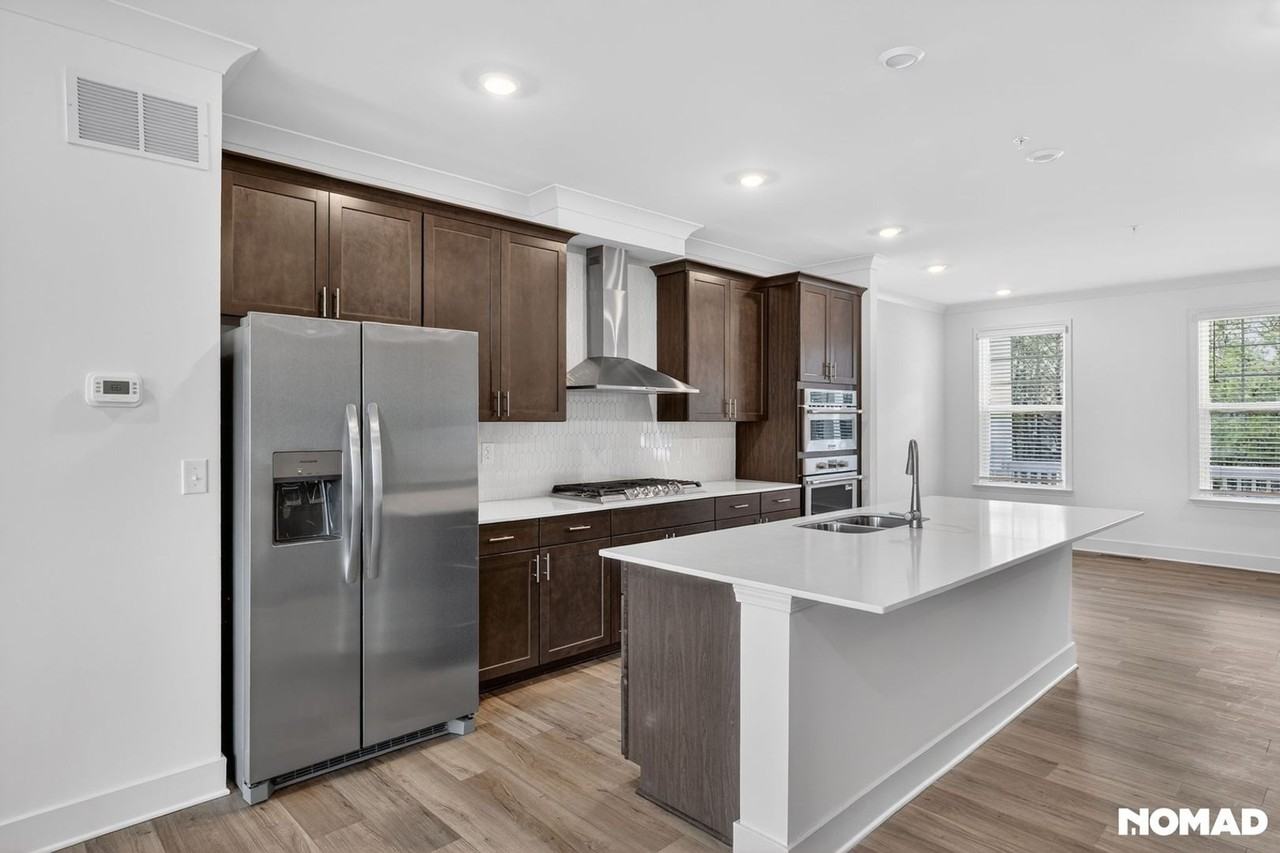 811 Atkins Ln - Photo 3 of 32