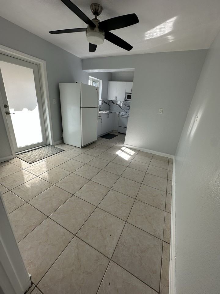 5074 E 1st Ave #SIDE - Photo 3 of 10