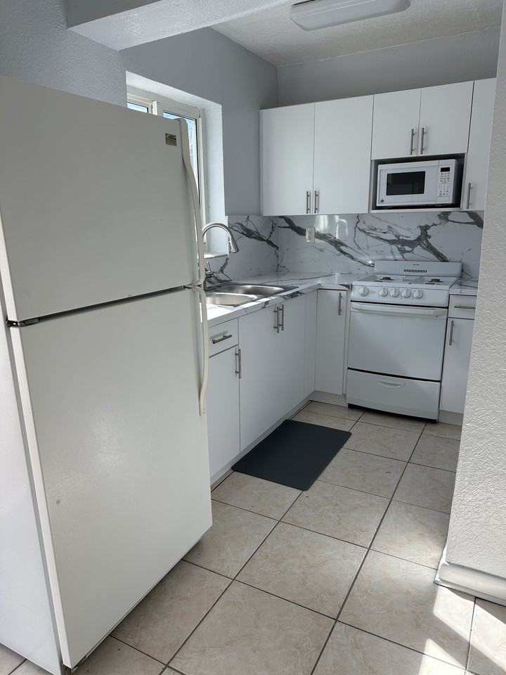 5074 E 1st Ave #SIDE - Photo 6 of 10