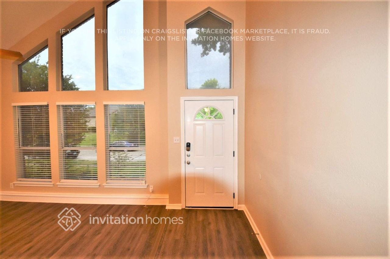 2043 Hearthstone Dr - Photo 3 of 20