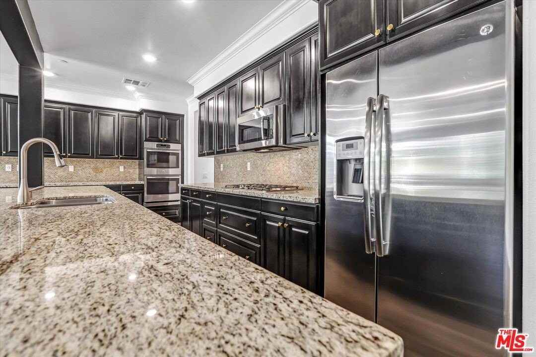 577 Comet Ave - Photo 6 of 30