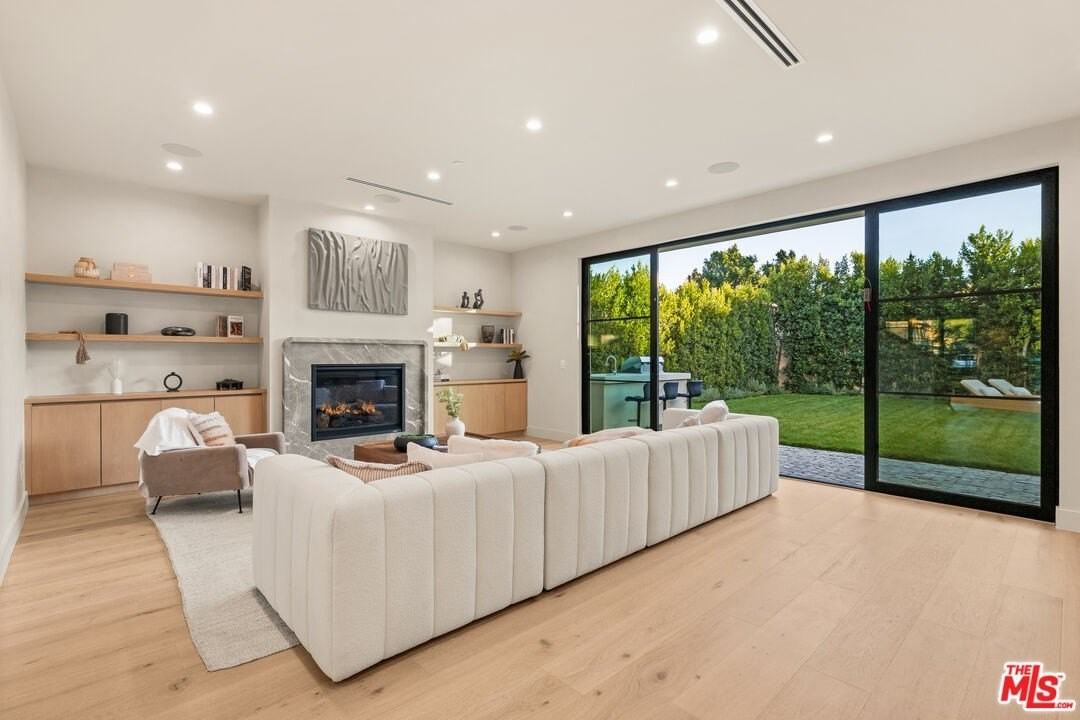 11748 La Maida St - Photo 4 of 33