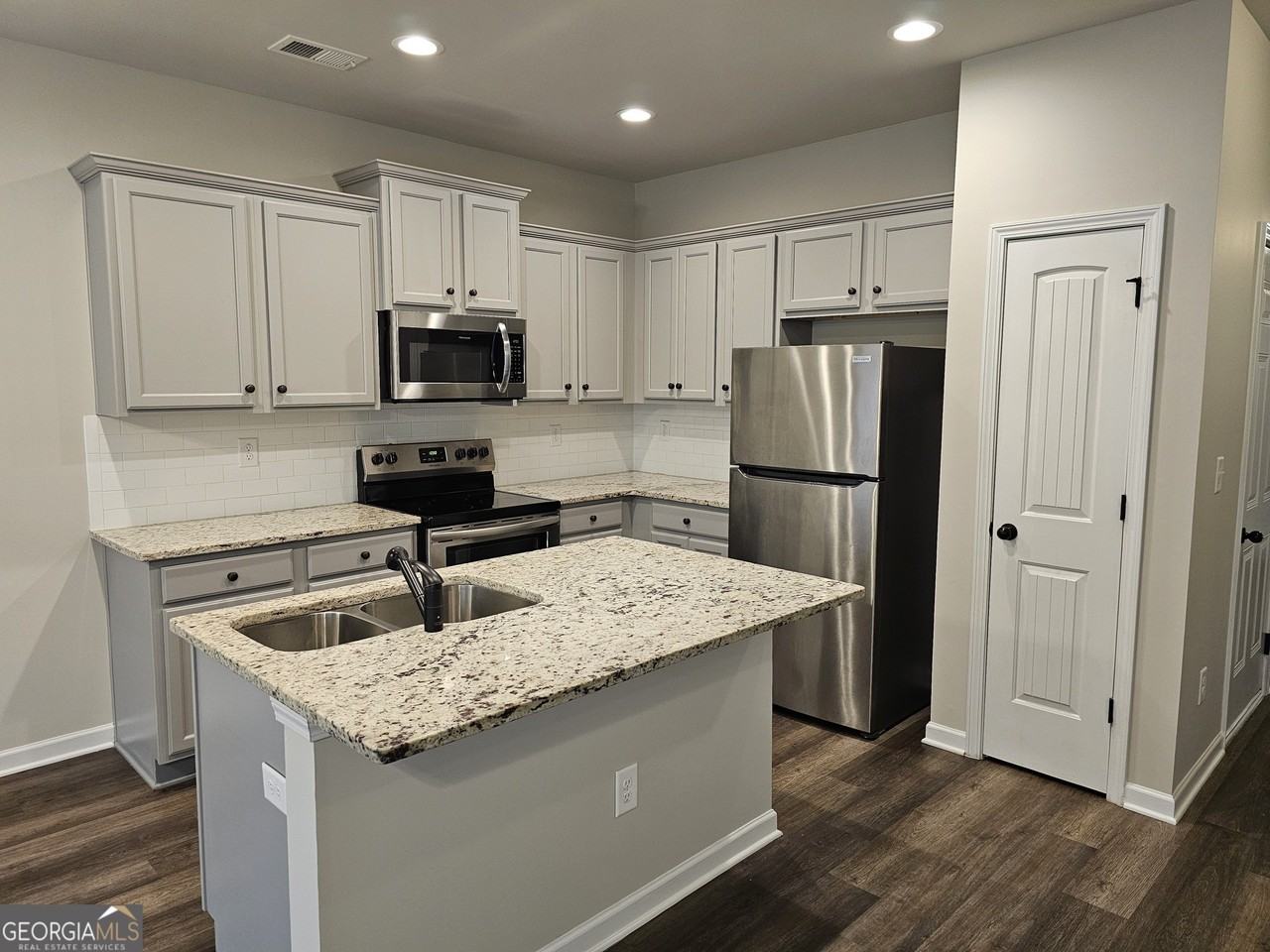 6056 Oak Bend Ct - Photo 2 of 15