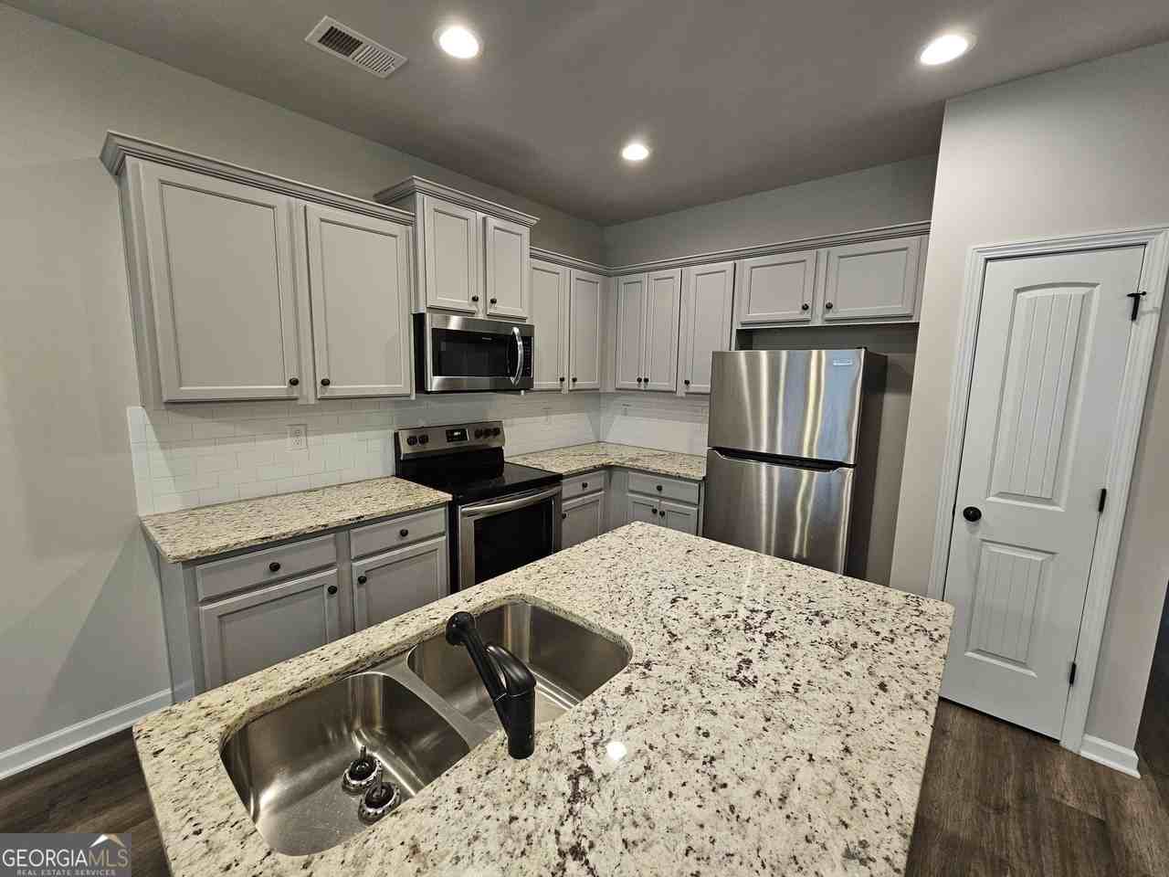 6056 Oak Bend Ct - Photo 3 of 15