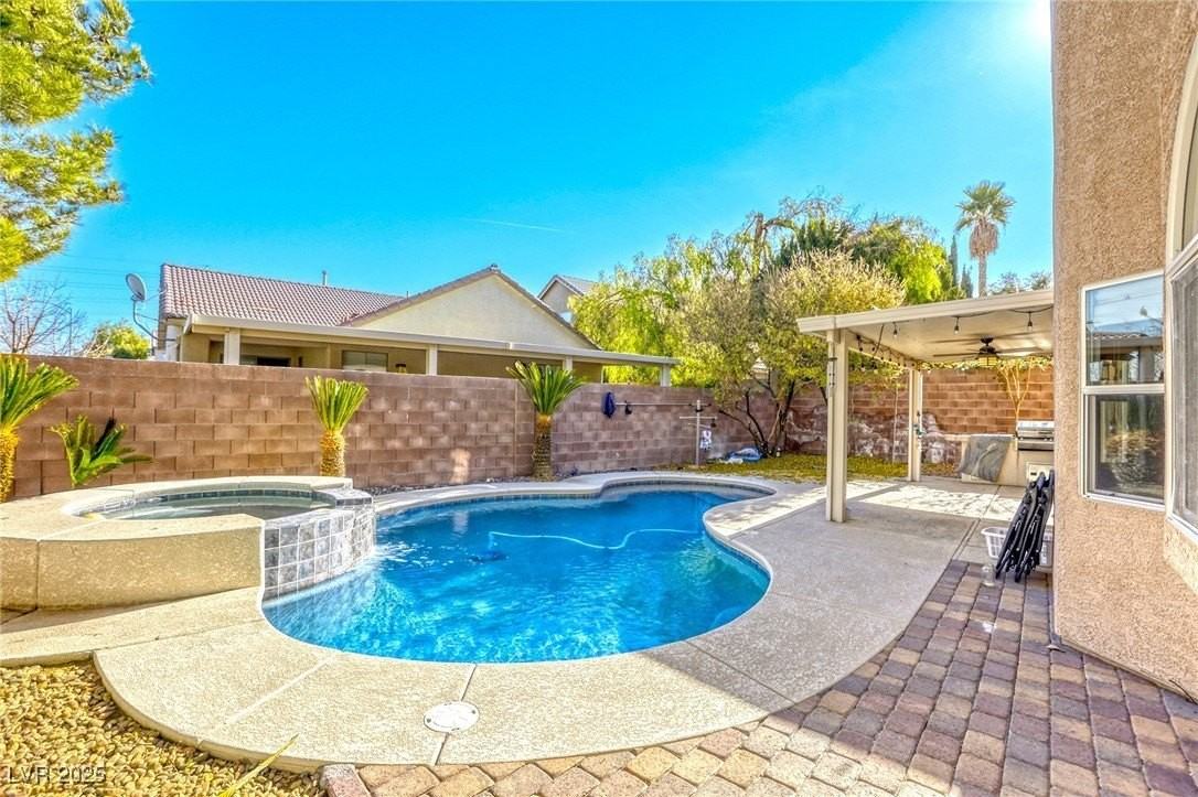 756 Ezzat St - Photo 5 of 43