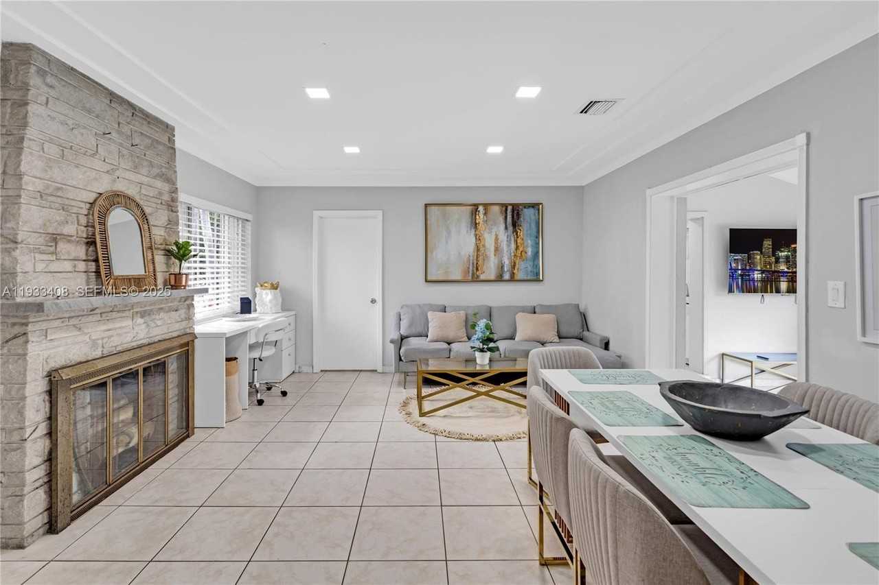 437 Ne 107th St - Photo 2 of 44