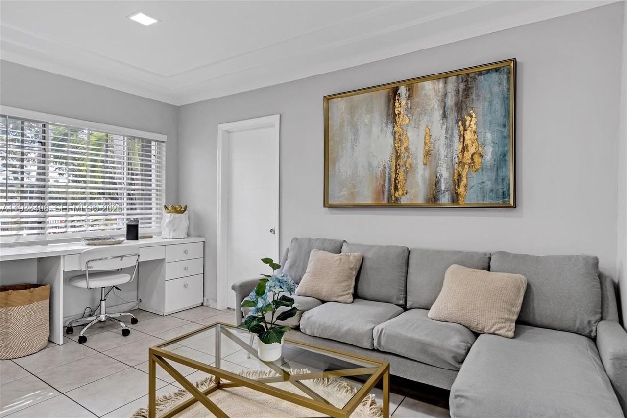 437 Ne 107th St - Photo 3 of 44