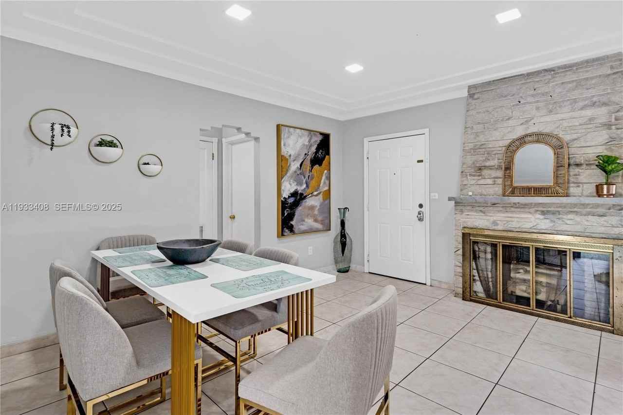 437 Ne 107th St - Photo 5 of 44